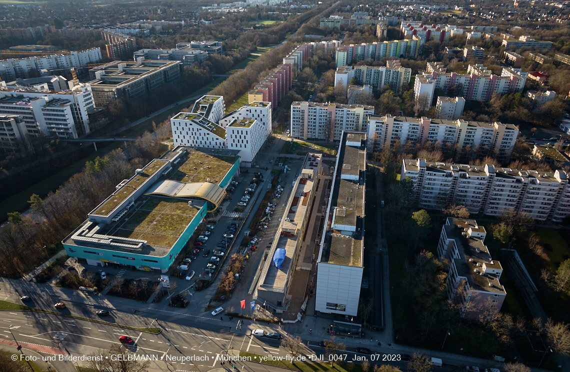 07.01.2023 - Luftbilder vom Plettzentrum mit Montessori Schule in Neuperlach